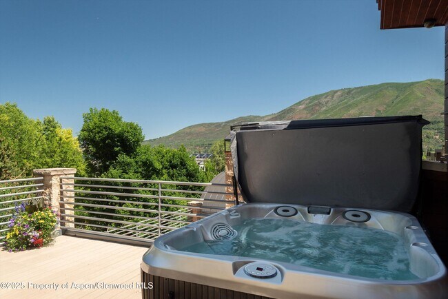 Building Photo - 714 S Galena St