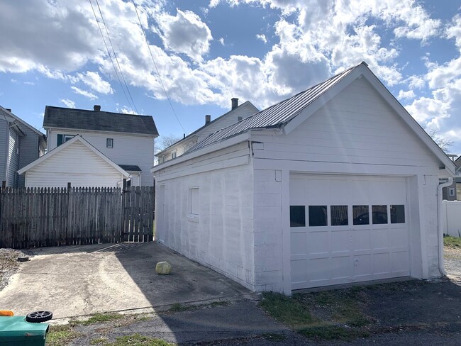 Building Photo - Spacious single family home with 3 beds/2 ...