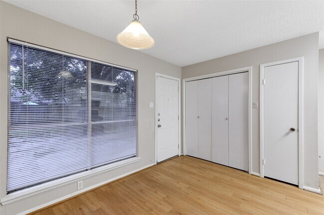 Building Photo - 2423 Spring Dusk Ln