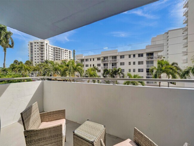 Building Photo - 1658 Bay Dr E