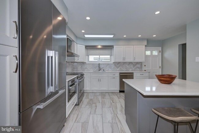 Building Photo - 1717 Country Club Dr