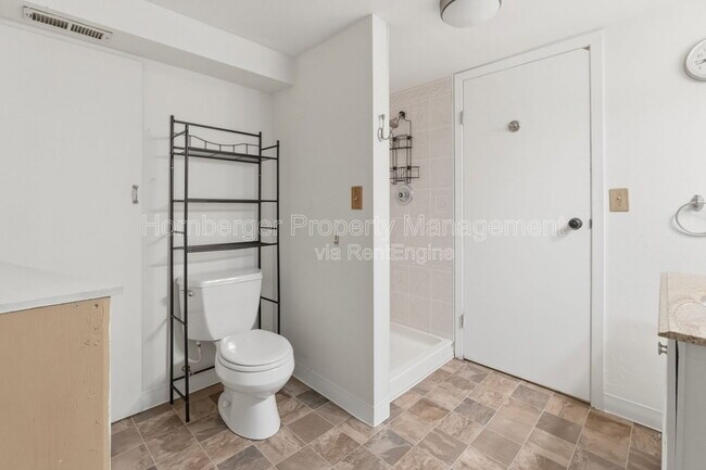 Building Photo - 612 E Walton Ave