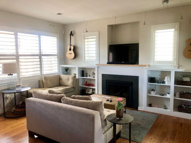 Building Photo - Stunning 3 bed, 3 bath in Holiday Neighborhood! Available July 5th!