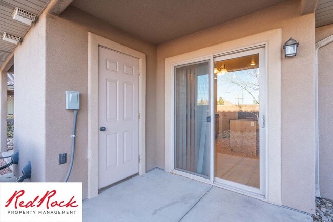 Building Photo - Beautiful 3 bedroom, 2.5 bathroom Townhome...