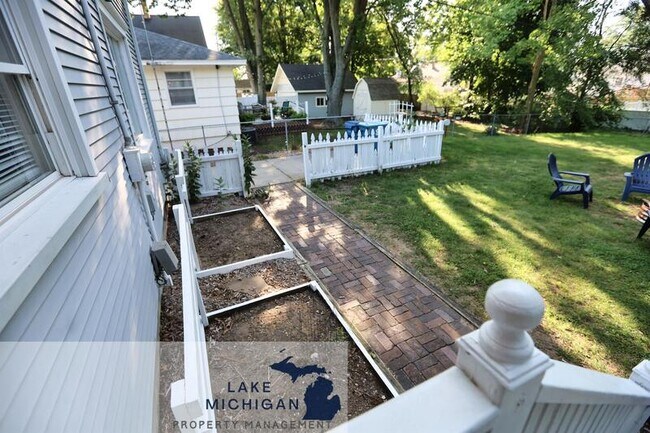 Building Photo - 1320 Pennoyer Ave