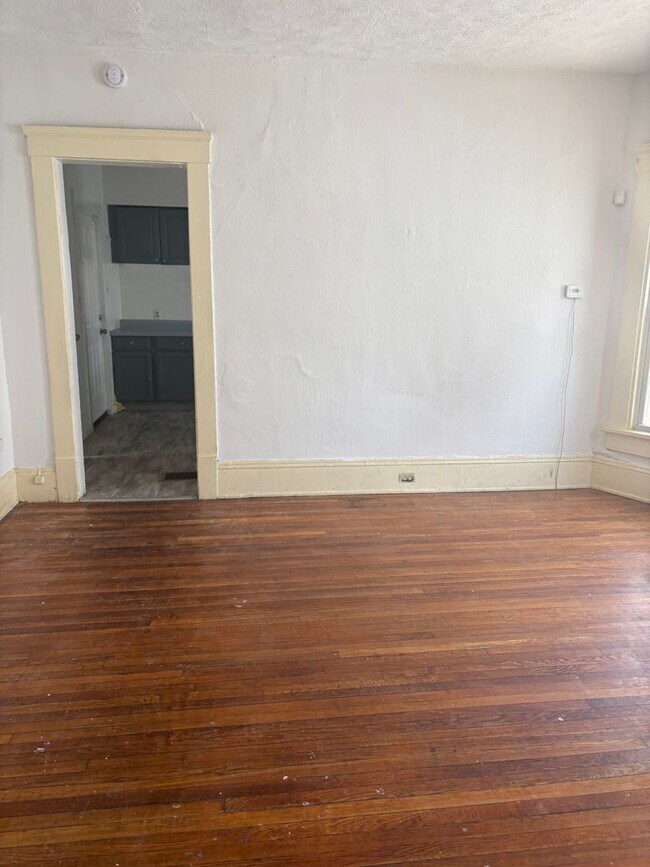 Building Photo - 3 Bedroom Single Family