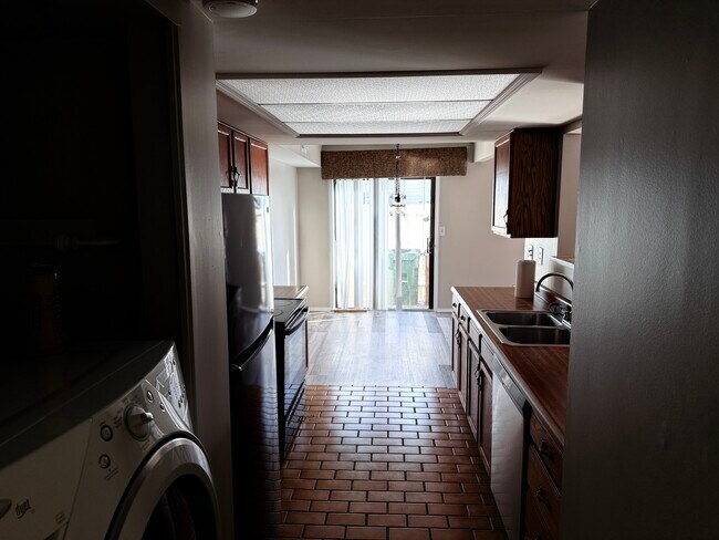 Building Photo - 1492 Sanzon Dr