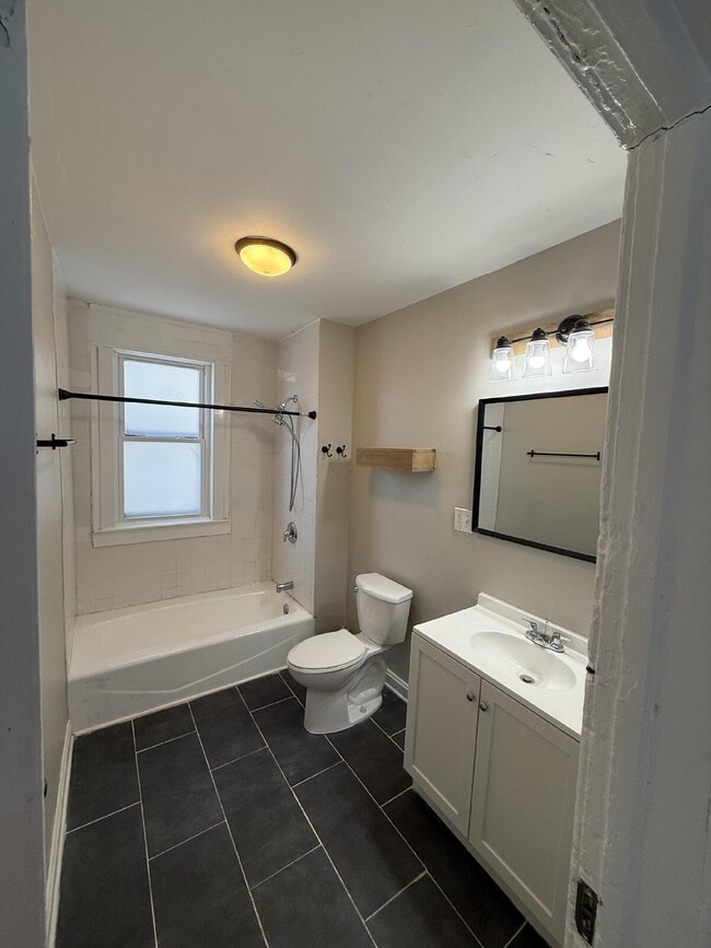 Building Photo - 133 E Lloyd St