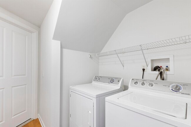Building Photo - 437 Whiton St