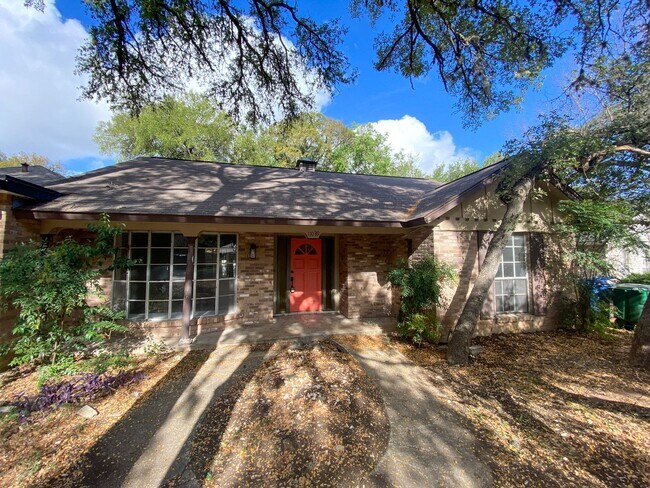 Building Photo - WHISPERING OAKS RARE FIND 3 BD/2 BA AVAILABLE APRIL 7TH!