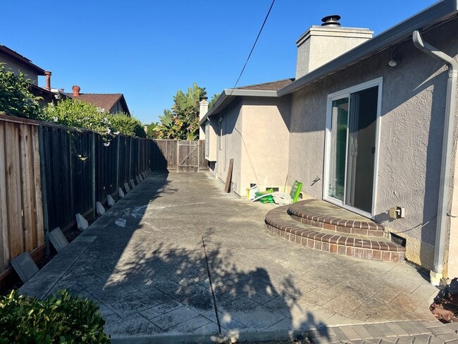 Building Photo - Quiet Fremont Single Story