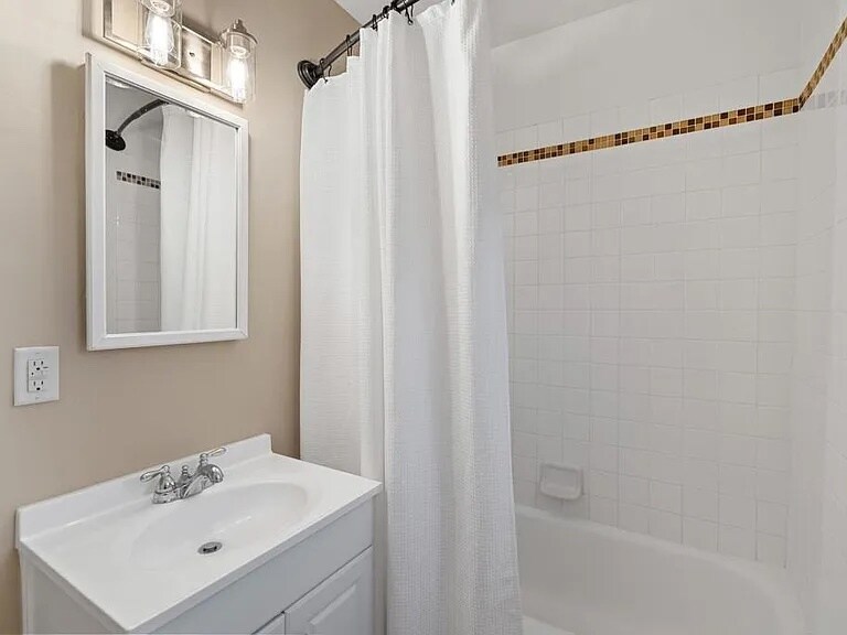 Building Photo - 4224 Swift Ave