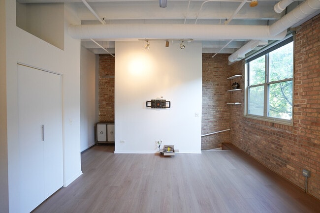 Building Photo - 1740 N Maplewood Ave
