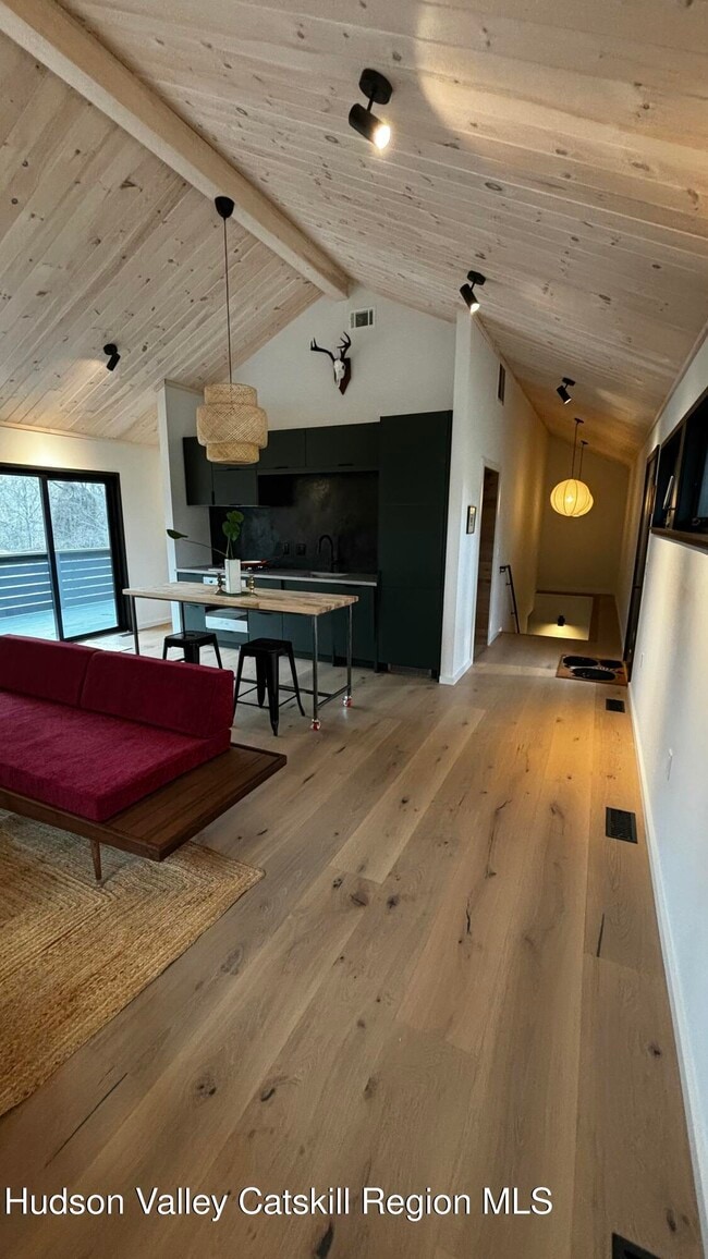 Building Photo - 13 Regal Rd