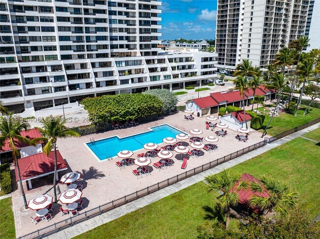 Building Photo - 2555 Collins Ave