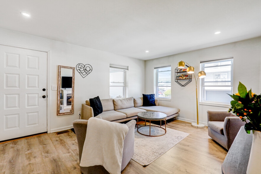 Open living room with tons of natural light - 606 Beach Ave