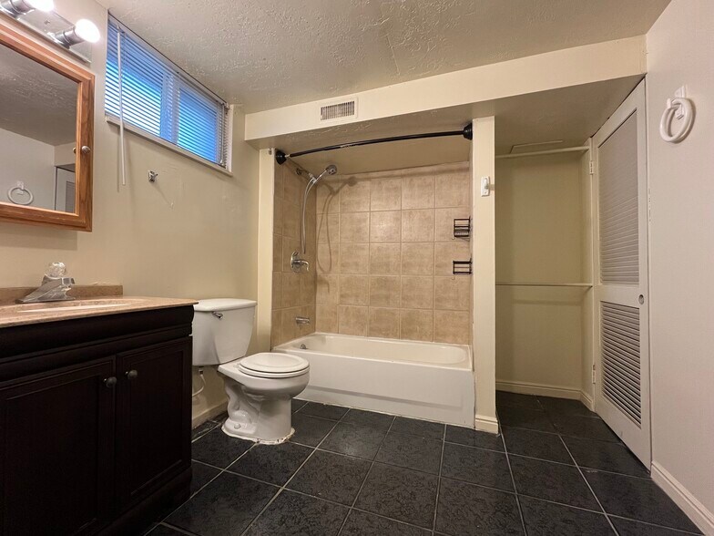 Building Photo - 332 E Utopia Ave