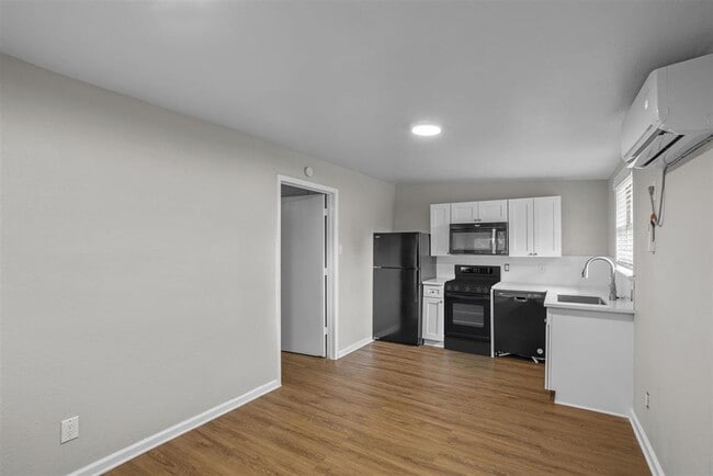 Building Photo - 506 W Grady Dr