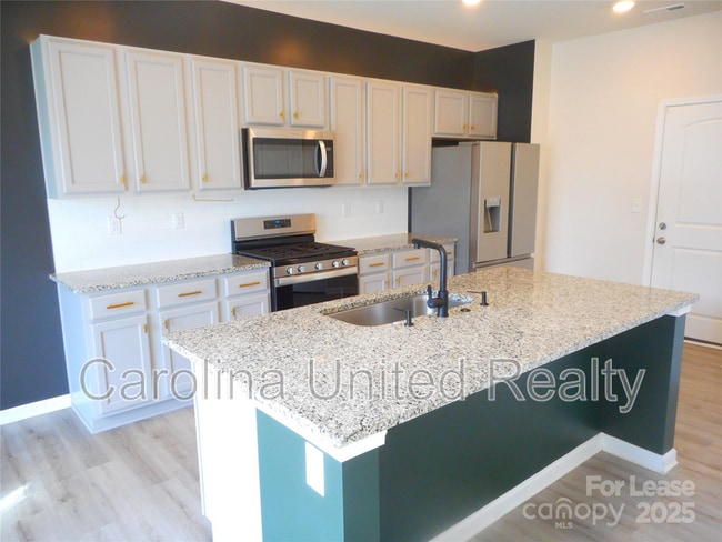 Building Photo - 3058 Eastcott Ave