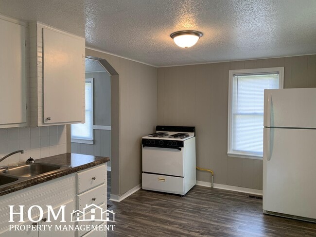 Building Photo - 1611 5th Ave