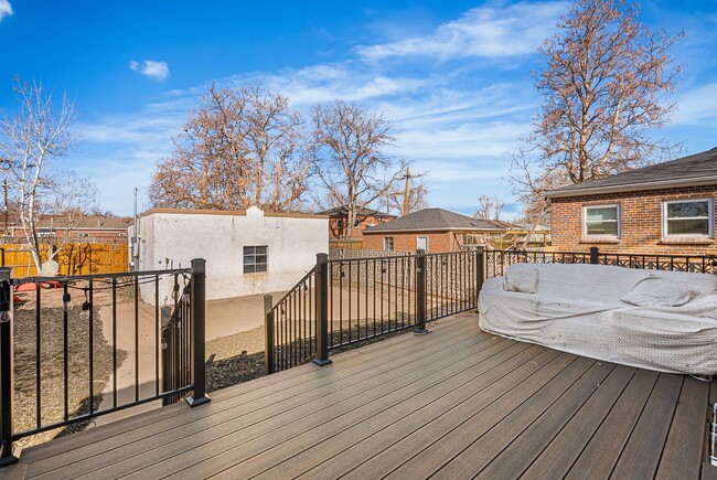 Building Photo - Available NOW! 3 Bedroom 2 Bath Beautiful Home in Sunny Side!