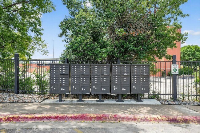 Building Photo - 935 La Posada Dr