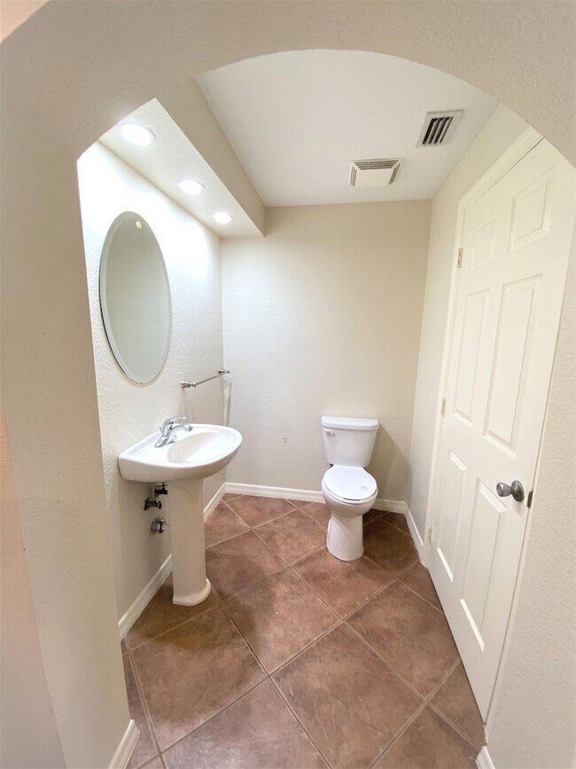 Building Photo - ** SOUTH NAPLES ** 4 BED / 3.5 BATH ** POOL** NO HOA ** PETS OK **ANNUAL **