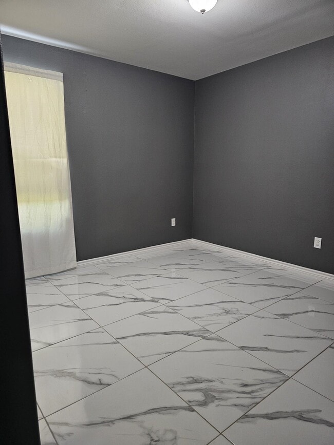 Building Photo - 357 Riverhill Loop