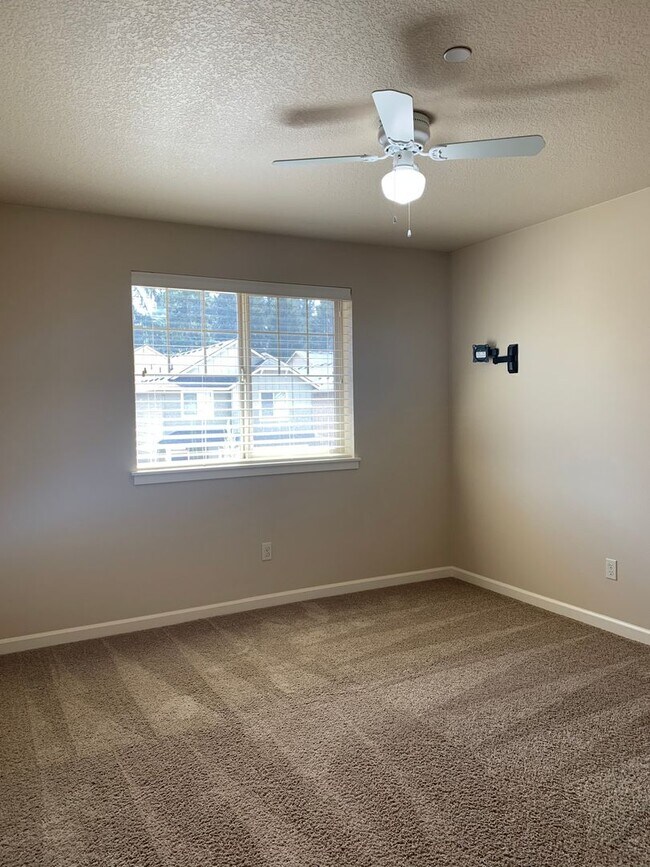 Building Photo - Beautiful Craftsman Style Home! 2 Car Garage! Gas Fireplace and Granite Counter Tops! Attached Ga...