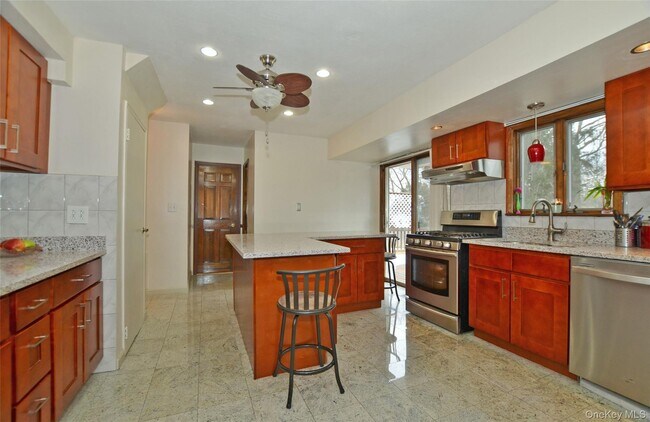 Building Photo - 327 Town Line Rd