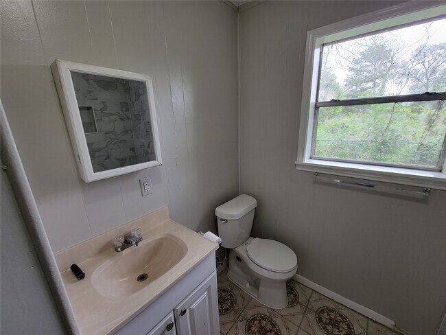 Building Photo - 2205 Velma St