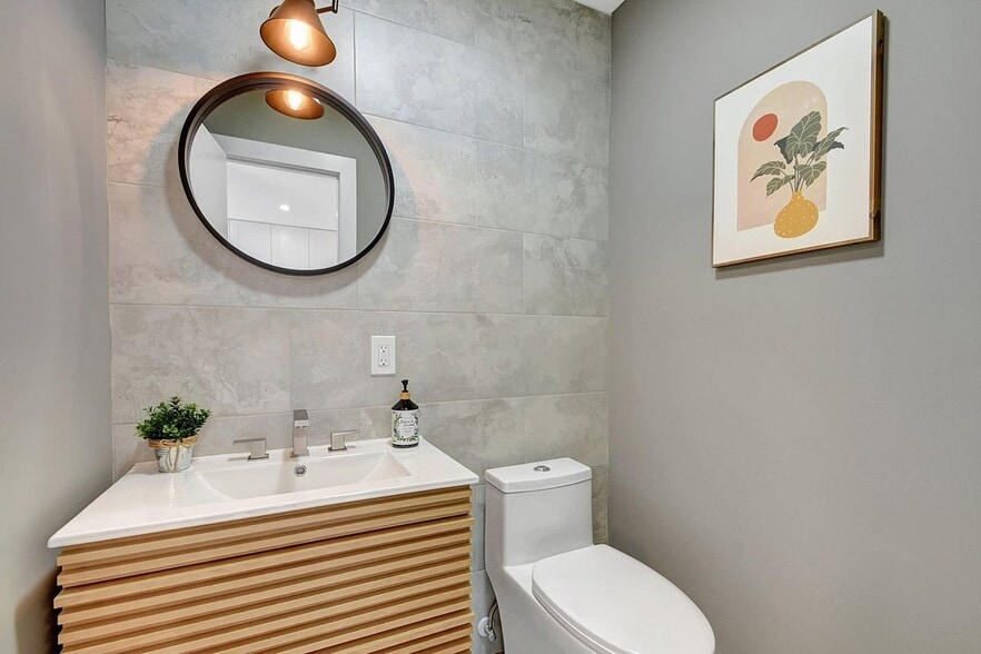 Building Photo - 13602 Vía Flora