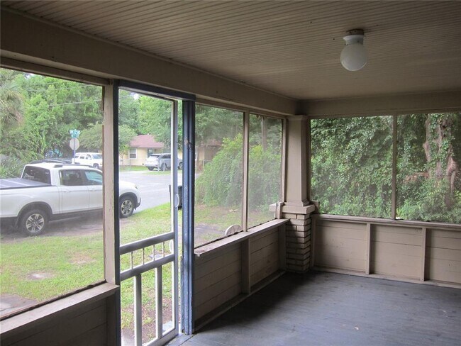Building Photo - 720 NW 22nd Ave