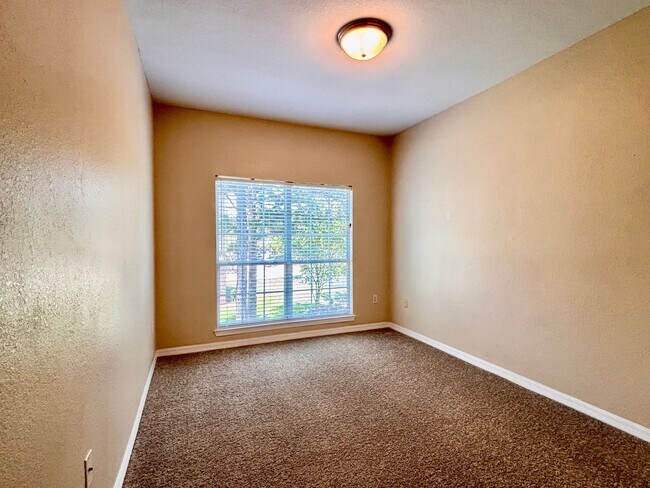 Building Photo - “3/2 Condo w/ GARAGE in Gate Parkway Area