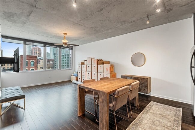 Building Photo - 659 W Randolph St