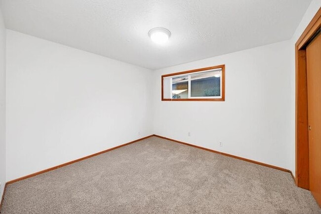 Building Photo - 3 bedroom 2 bath townhouse downtown Hillsboro!