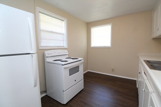 Building Photo - Cozy 1BR/1BA Apartment in Southwest Pensac...