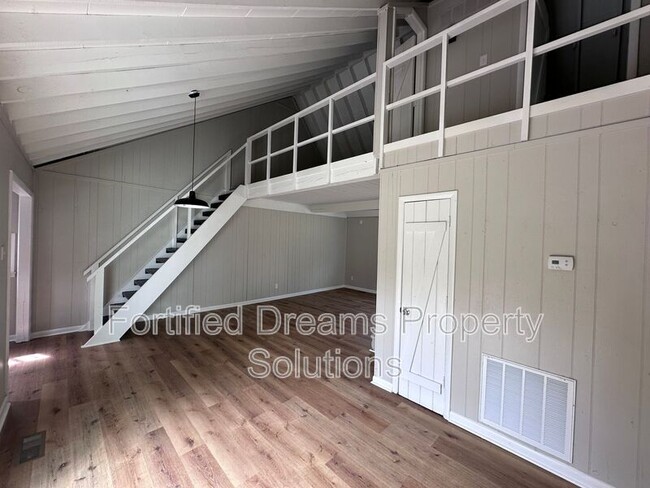 Building Photo - 165 Cherry St