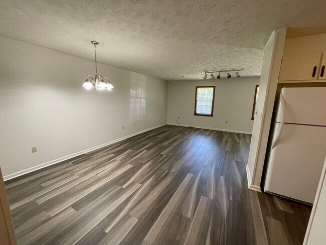 Building Photo - Secluded 2/1.5 Apartment East Rome $1,095