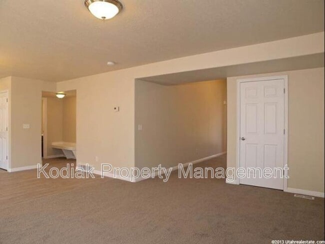 Building Photo - 3325 Redshoulder Dr