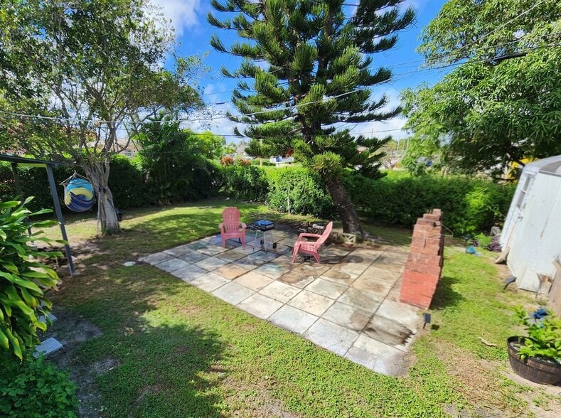 Building Photo - 664 W 2nd St