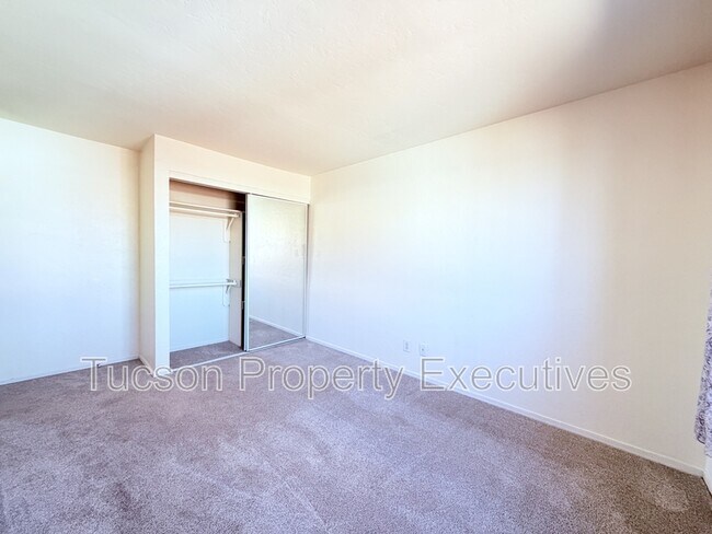 Building Photo - 455 W Kelso St
