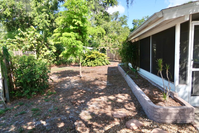 Building Photo - 4571 Beacon Dr