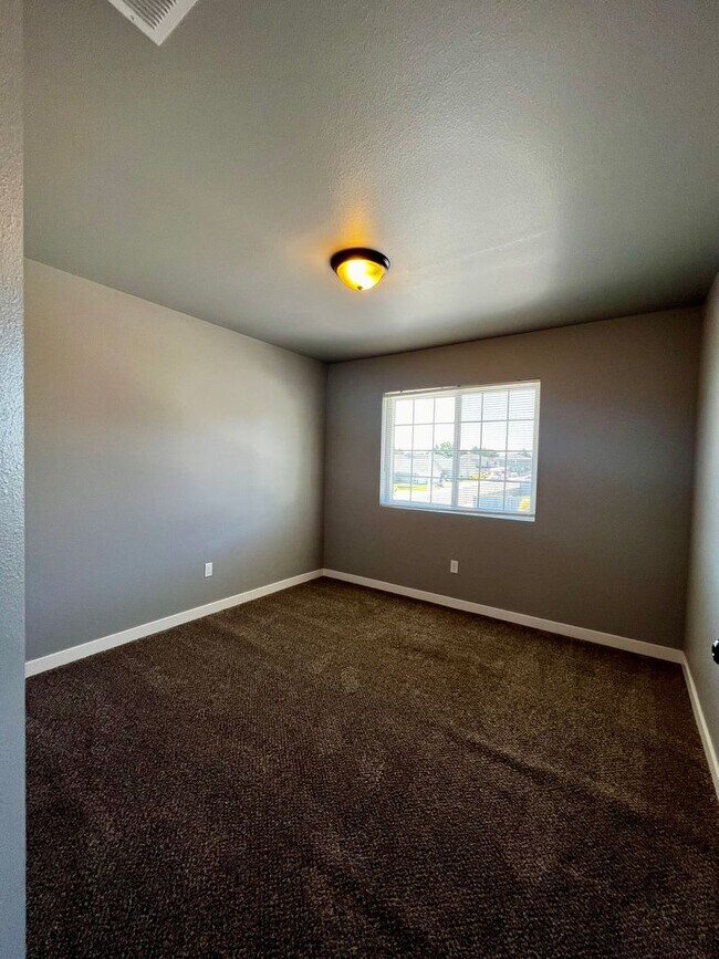 Building Photo - 7433 Saddlebrook Lp
