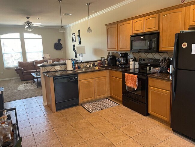 Building Photo - River Oaks #605