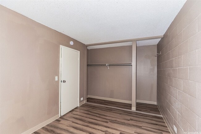 Building Photo - Lovely 2 bedroom 1 bath, with 1 open parking