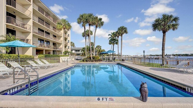 Building Photo - 1202 S Lake Dr