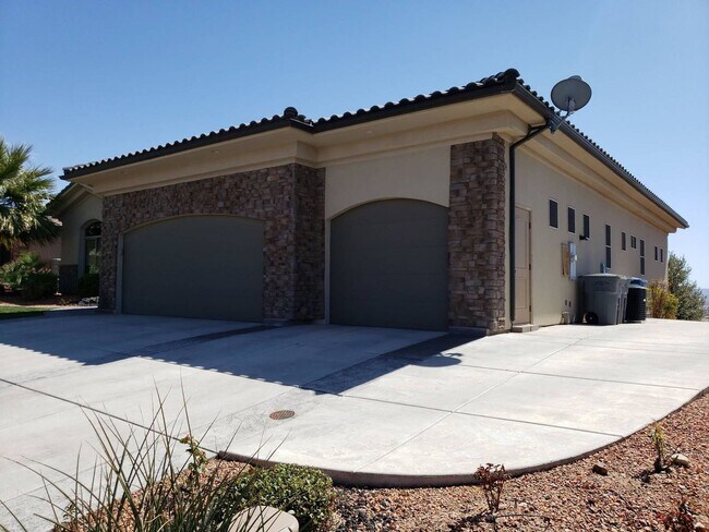 Building Photo - Pet friendly 6 bedroom 5 bathroom home!