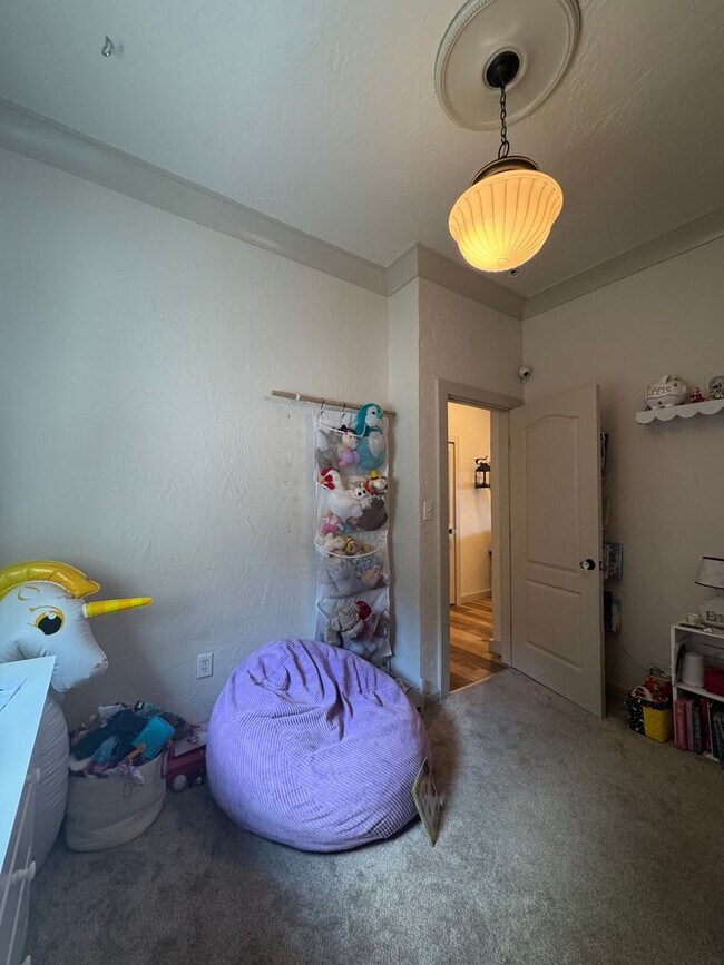 Building Photo - Updated 3 Bed/ 2 Bath Rental