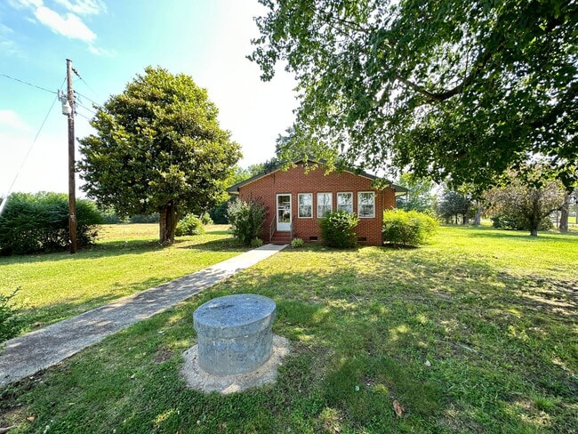 Building Photo - Fully Furnished/Inclusive 2 Bedroom/1 Bath...